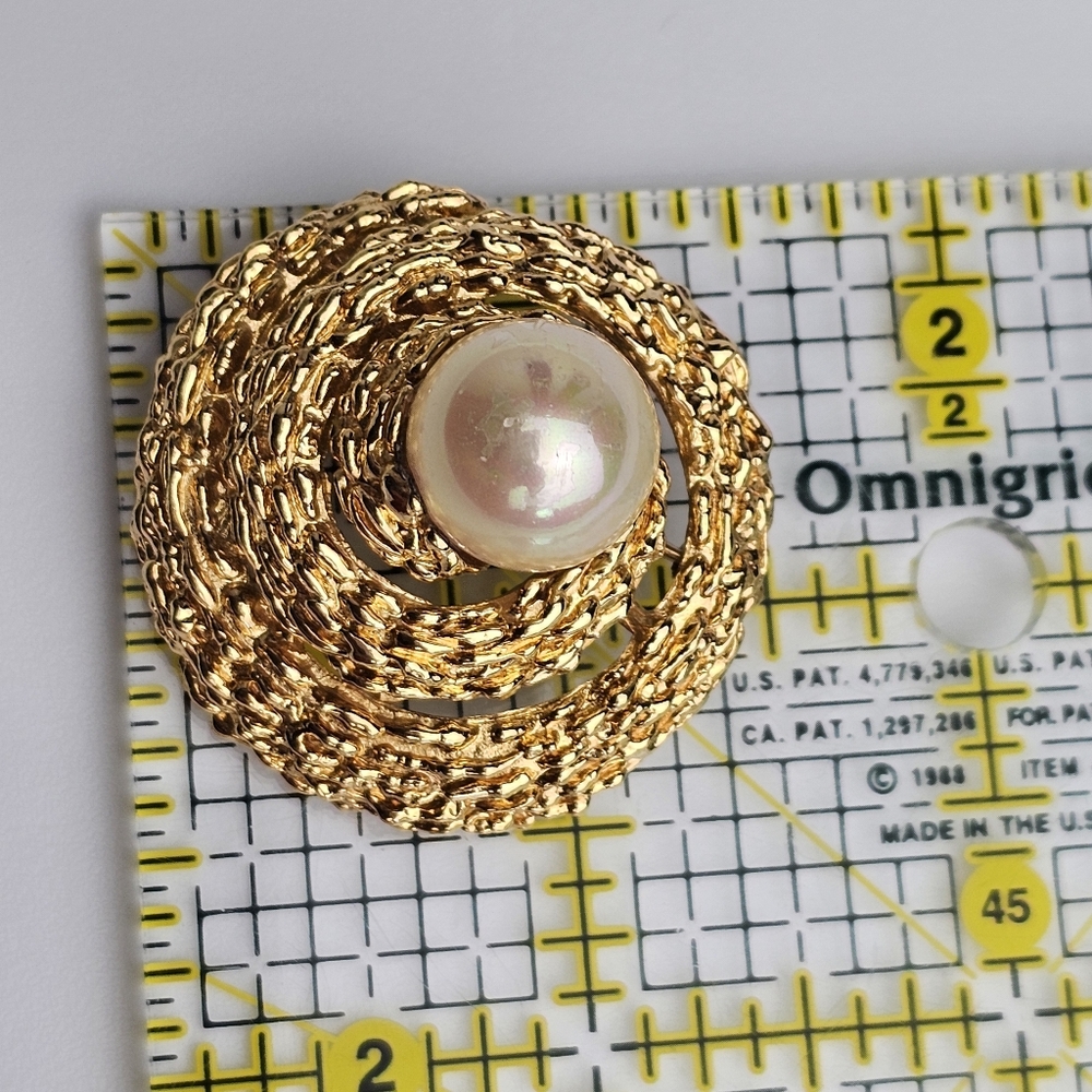 Vtg Gold Tone Crown Trifari Textured Spiral With Large Faux Pearl Brooch Signed - Picture 10 of 10